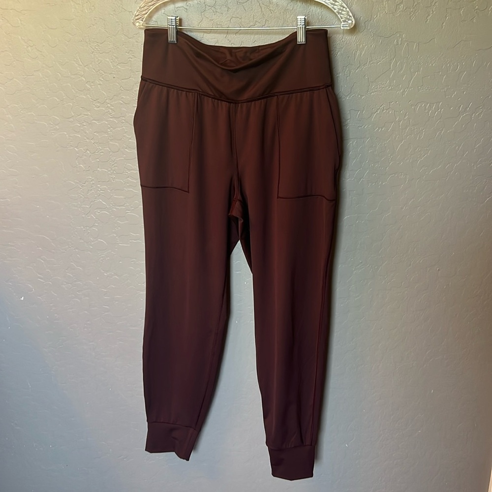 GAPFit women’s raisin-colored Eclipse Jogger, size S. LIKE NEW!